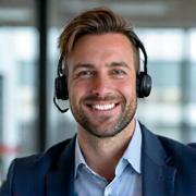 Professional French support representative with headset.
